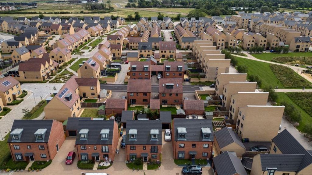 NORTHSTOWE, ENGLAND – JULY 26: An aerial shot of newly-built houses pictured from a drone on July 26, 2023 in Northstowe, England. The newly-built sustainable Cambridgeshire town of Northstowe will eventually see 10,000 new homes housing around 26,000 people and is Britain’s biggest development in almost 60 years. However, six years after residents first moved moved in it still has no shops, cafes, GP surgery or dentist, leading to dissatisfaction among residents with 76 percent stating they were either «fairly» or «very dissatisfied» in a Cambridgeshire County Council survey about the area. (Photo by Carl Court/Getty Images)
